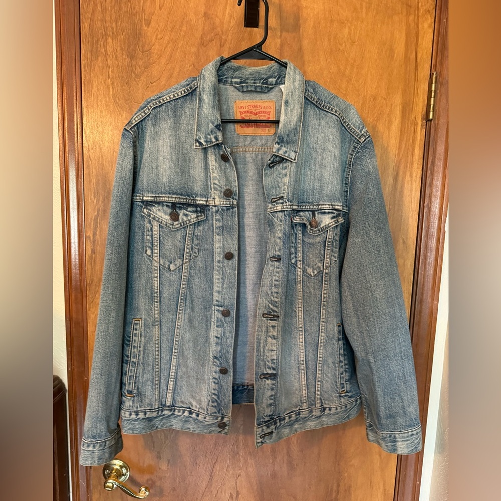 Vintage Levi’s Blue Denim Acid Wash Distressed Men’s Jean Trucker Jacket